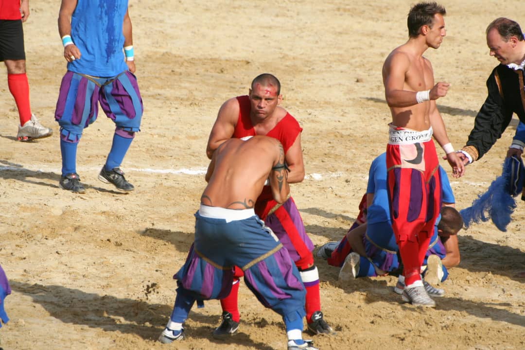 Calcianti che si affrontano corpo a corpo durante una partita del Calcio Storico Fiorentino