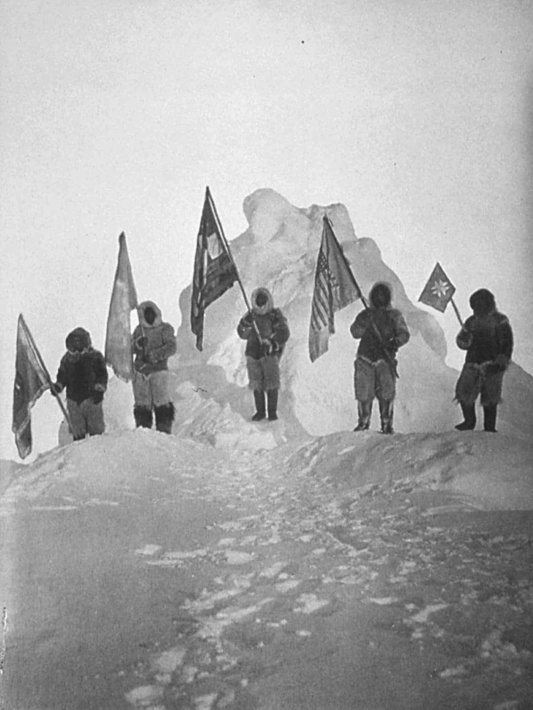 La squadra con le slitte e le bandiere al punto ritenuto Polo Nord nel 1909