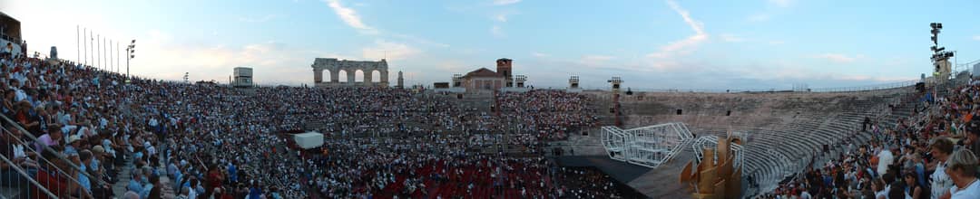 Interno dell'anfiteatro romano dell'Arena di Verona con le gradinate in pietra
