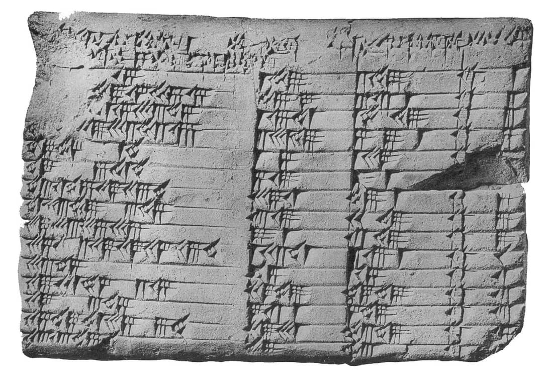 La tavoletta cuneiforme Plimpton 322 con quattro colonne di numeri incisi nell'argilla