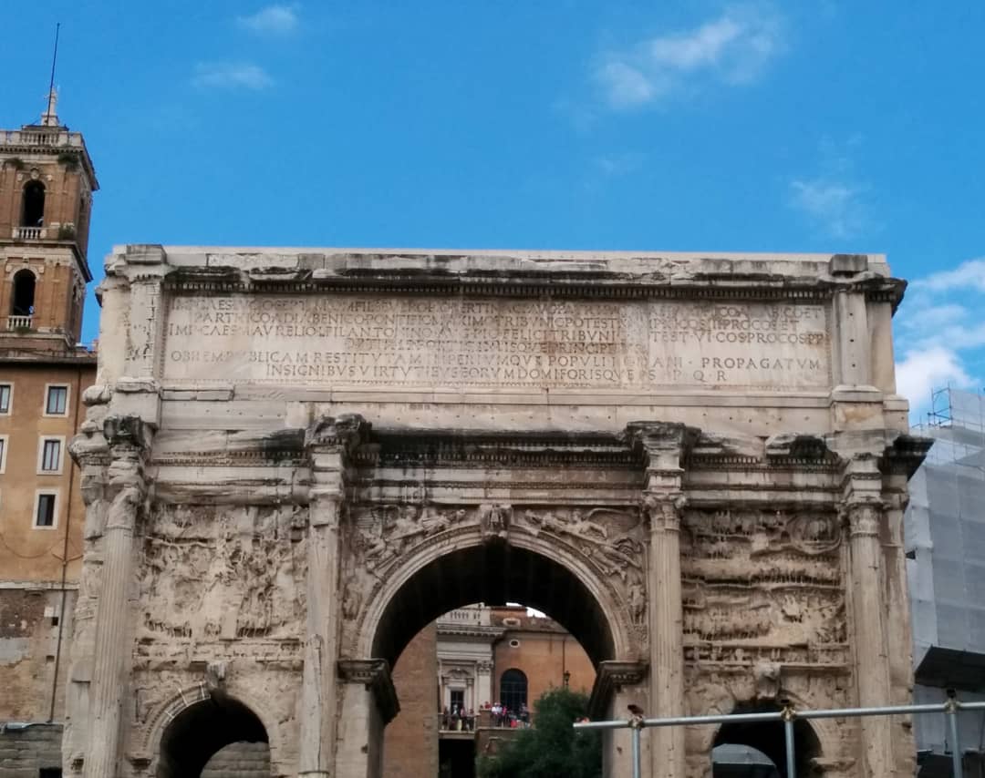 Iscrizione dedicatoria sull'Arco di Settimio Severo nel Foro Romano