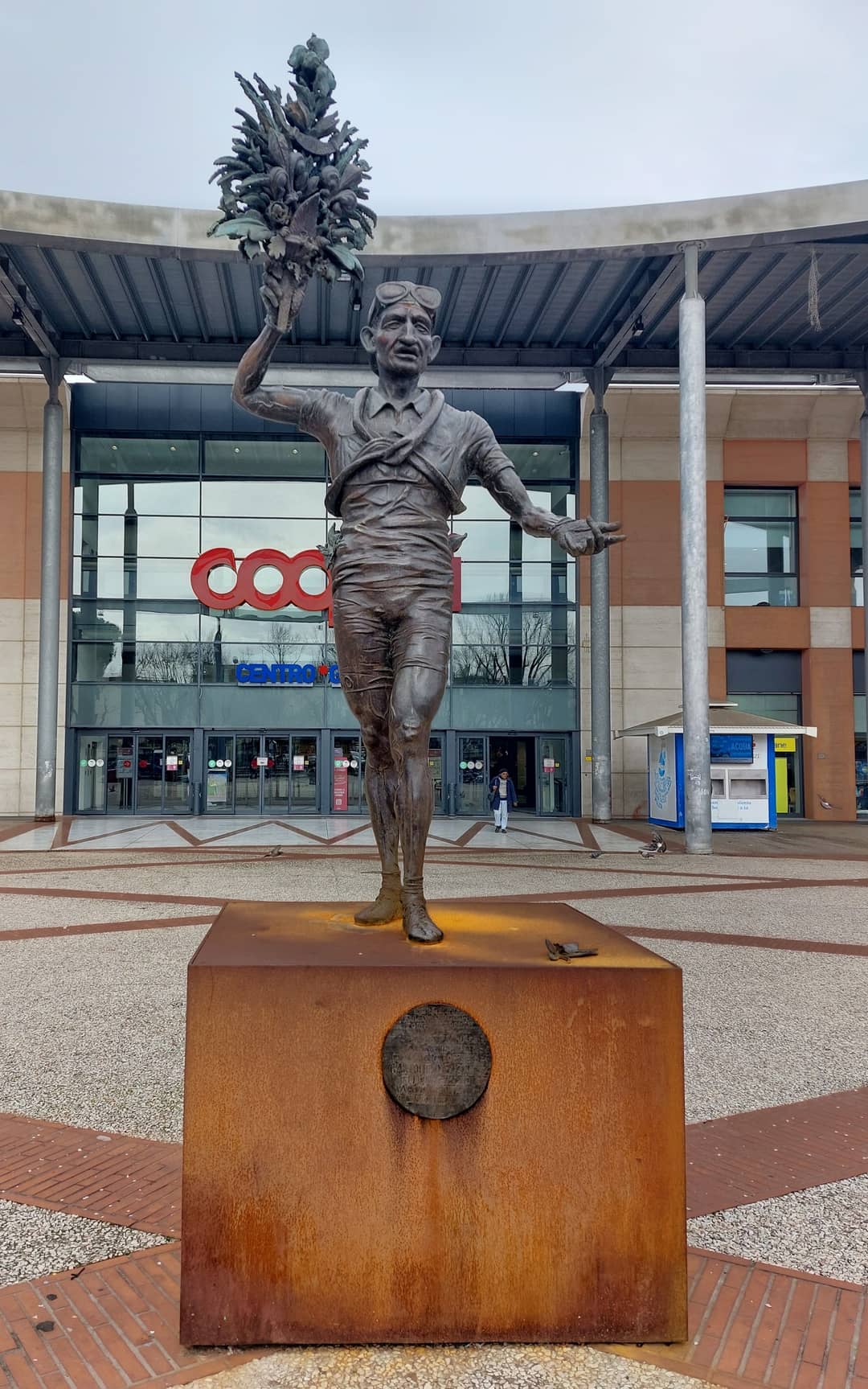 Statua dedicata a Gino Bartali a Firenze