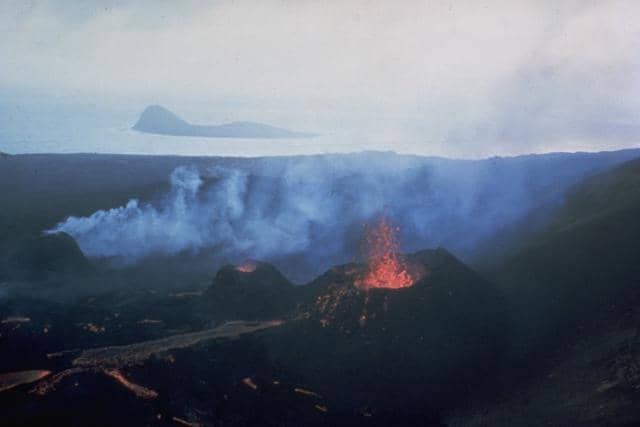 L'isola di Surtsey fotografata nel 1966, ancora segnata dall'attivita vulcanica, prima dell'arrivo della vegetazione.