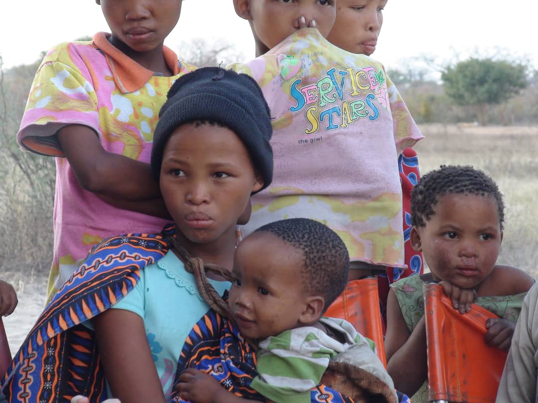 Ragazze san in Namibia, parlanti di una lingua khoisan a clic