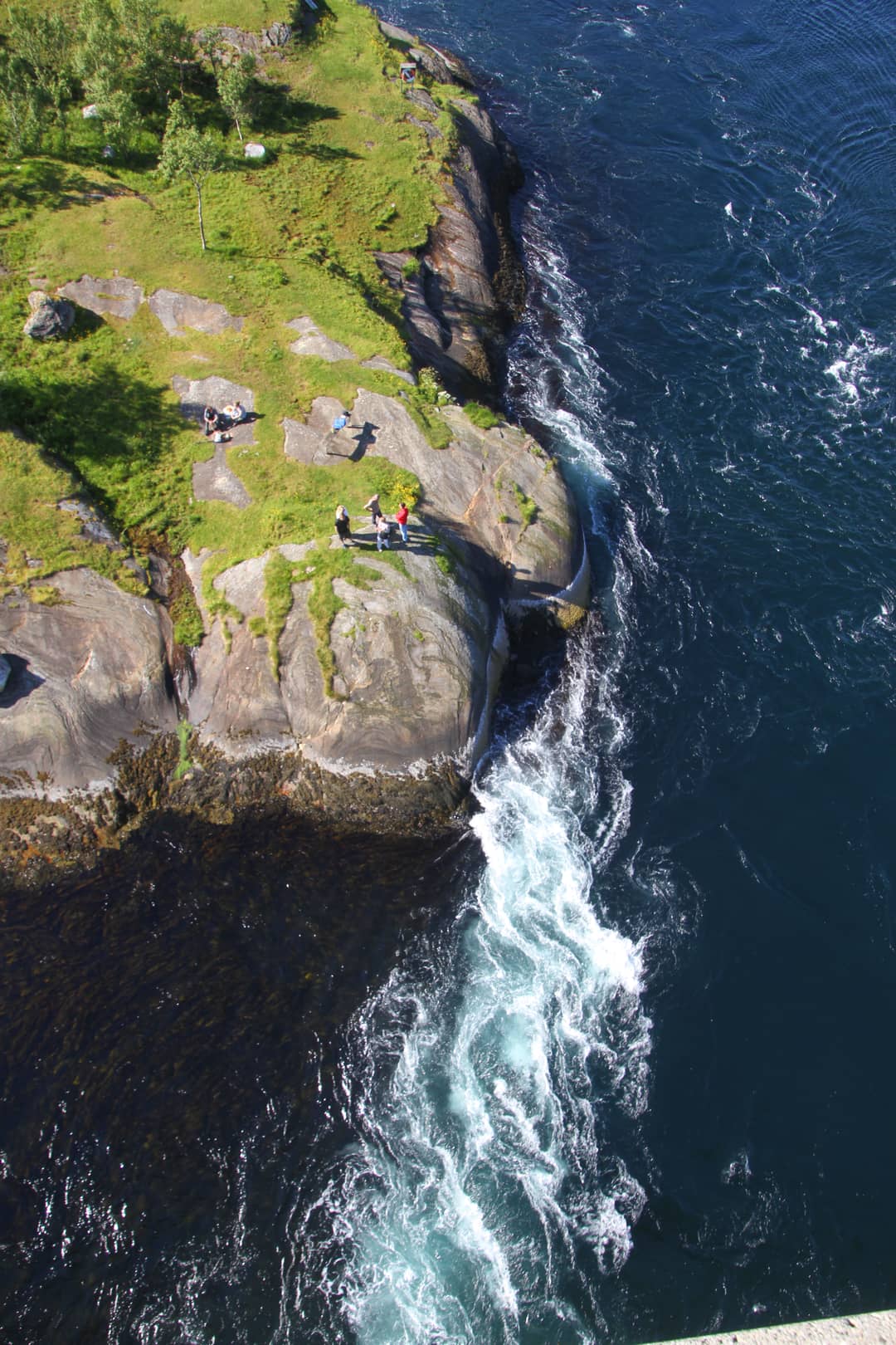 Acque turbolente del Saltstraumen sotto al ponte stradale