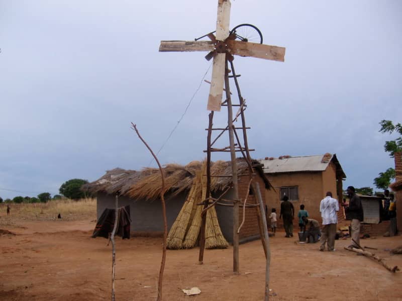 Il primo mulino a vento costruito da Kamkwamba con materiali di recupero