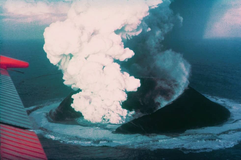 L'eruzione sottomarina che nel 1963 fece emergere l'isola di Surtsey dal mare al largo dell'Islanda, con una colonna di cenere e vapore.