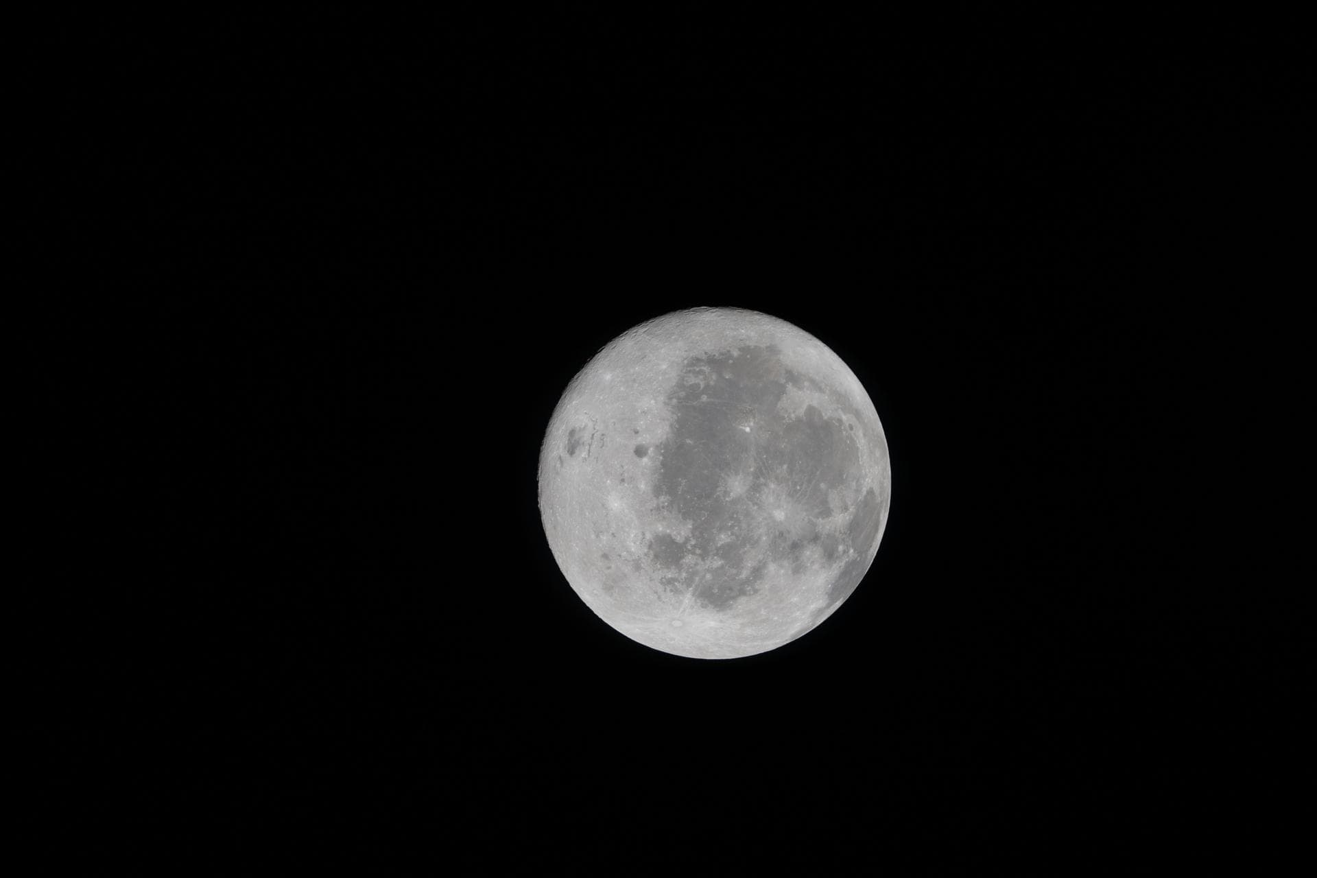 Vista ravvicinata della faccia visibile della Luna ripresa da una sonda NASA