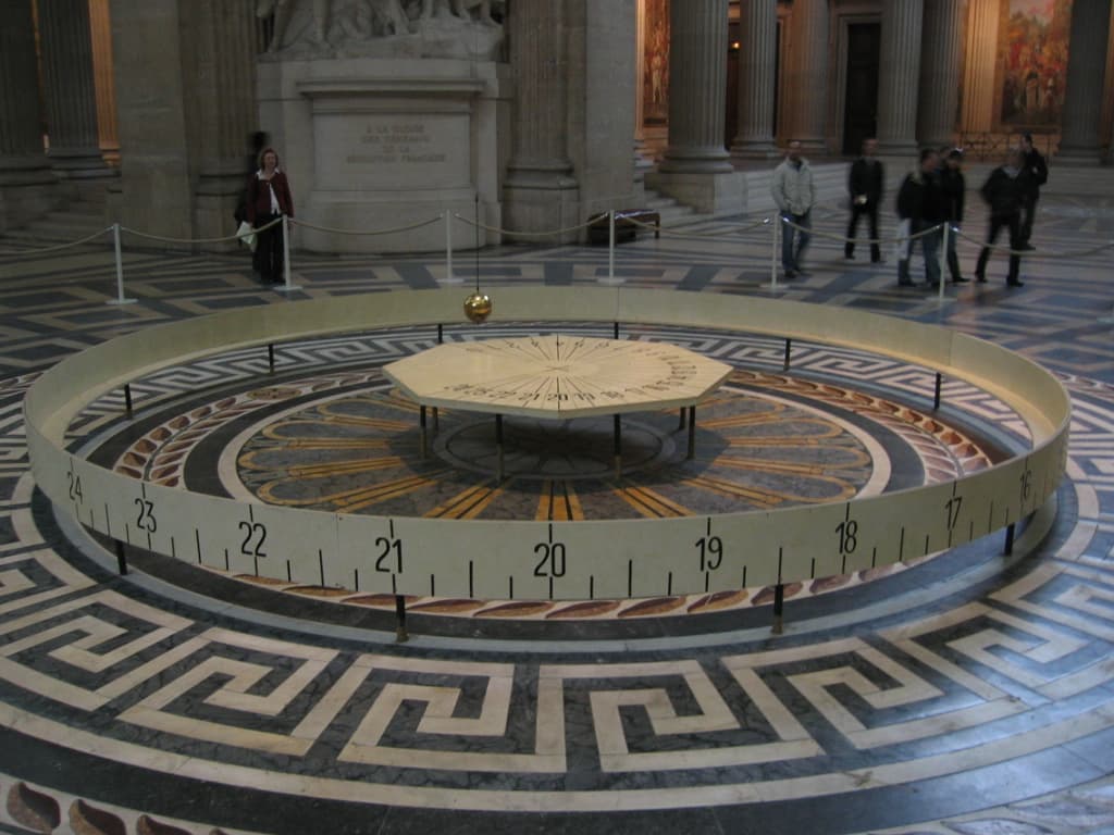 Pendolo di Foucault sospeso sotto la cupola del Panthéon di Parigi
