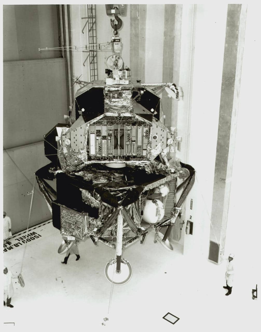 Modulo lunare Apollo 11 in fase di assemblaggio o test, riferimento storico NASA