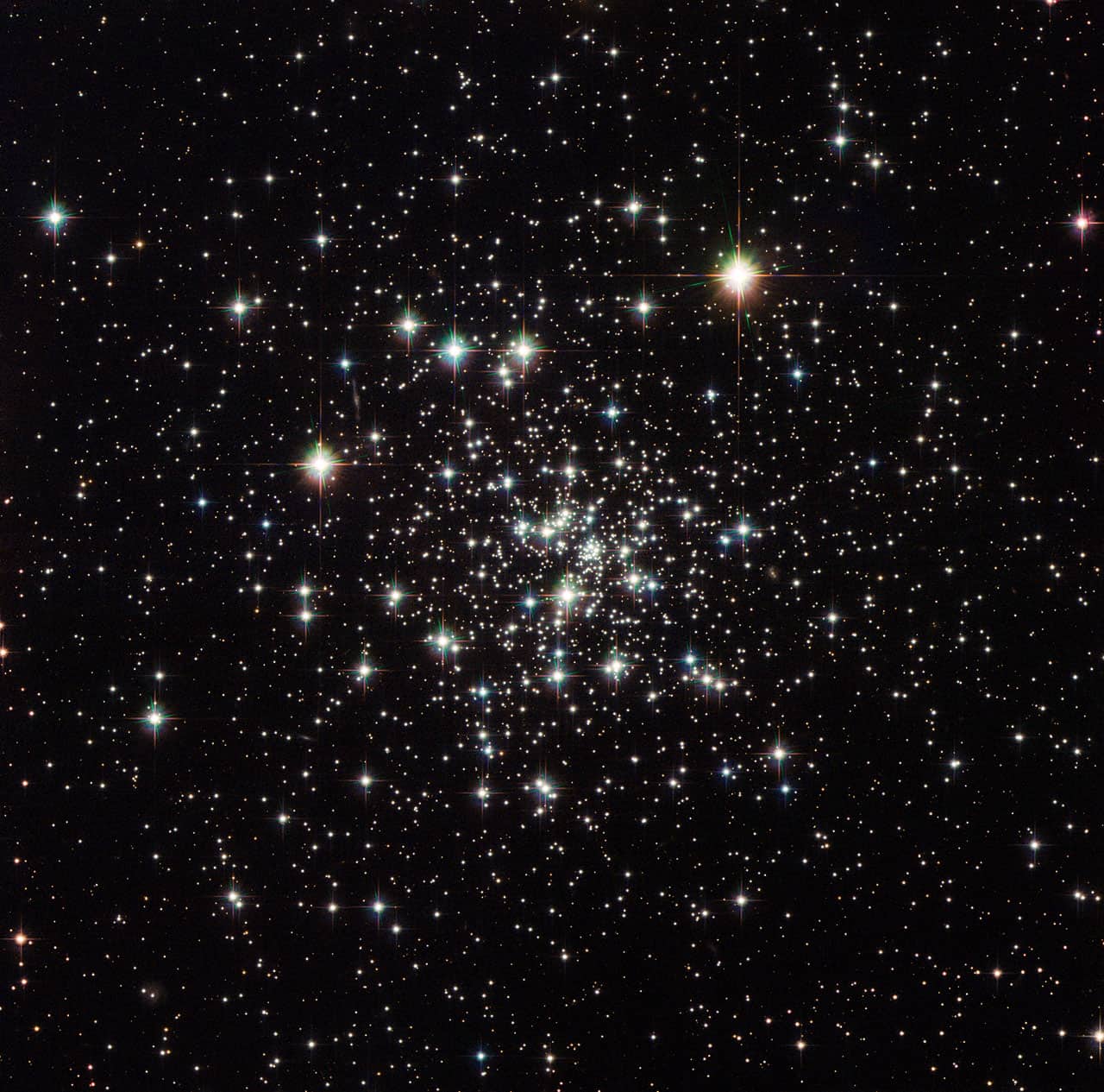Ammasso globulare di antiche stelle nella Via Lattea ripreso dal telescopio spaziale Hubble