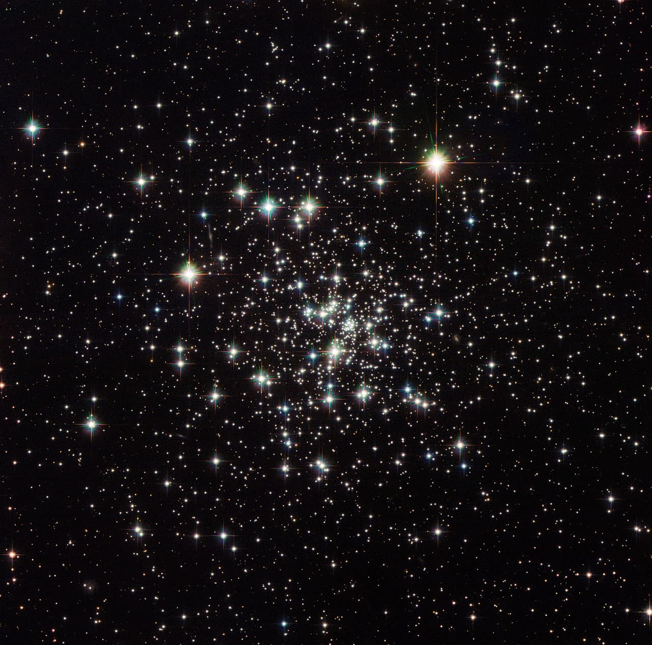 Ammasso globulare di antiche stelle nella Via Lattea ripreso dal telescopio spaziale Hubble