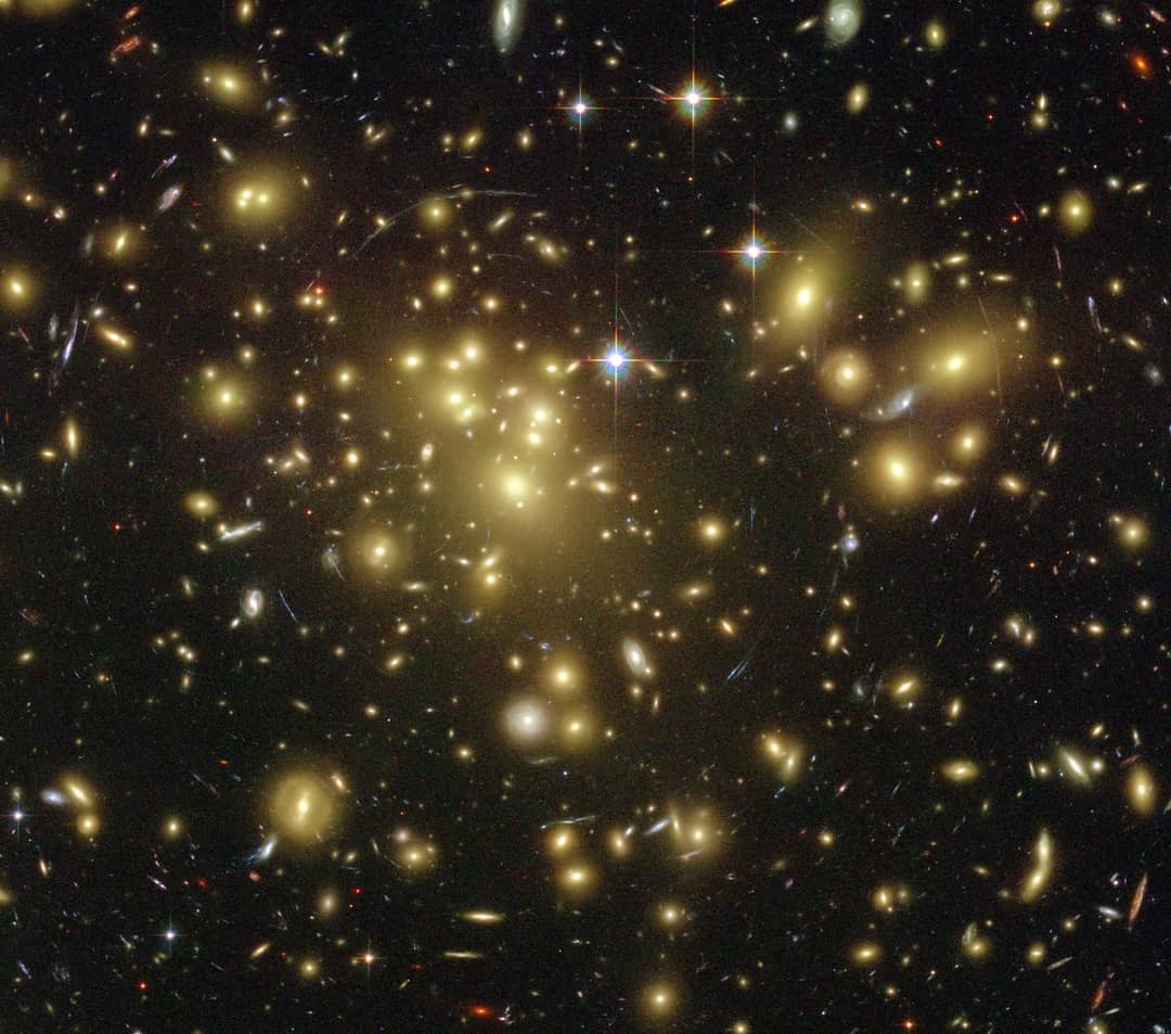 Ammasso di galassie Abell 1689 con archi luminosi prodotti dalla lente gravitazionale