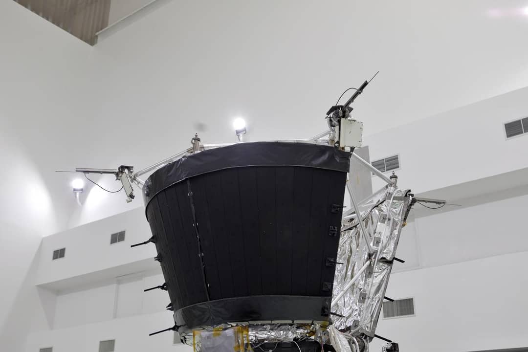 Tecnici della NASA lavorano sulla Parker Solar Probe durante i test pre-lancio