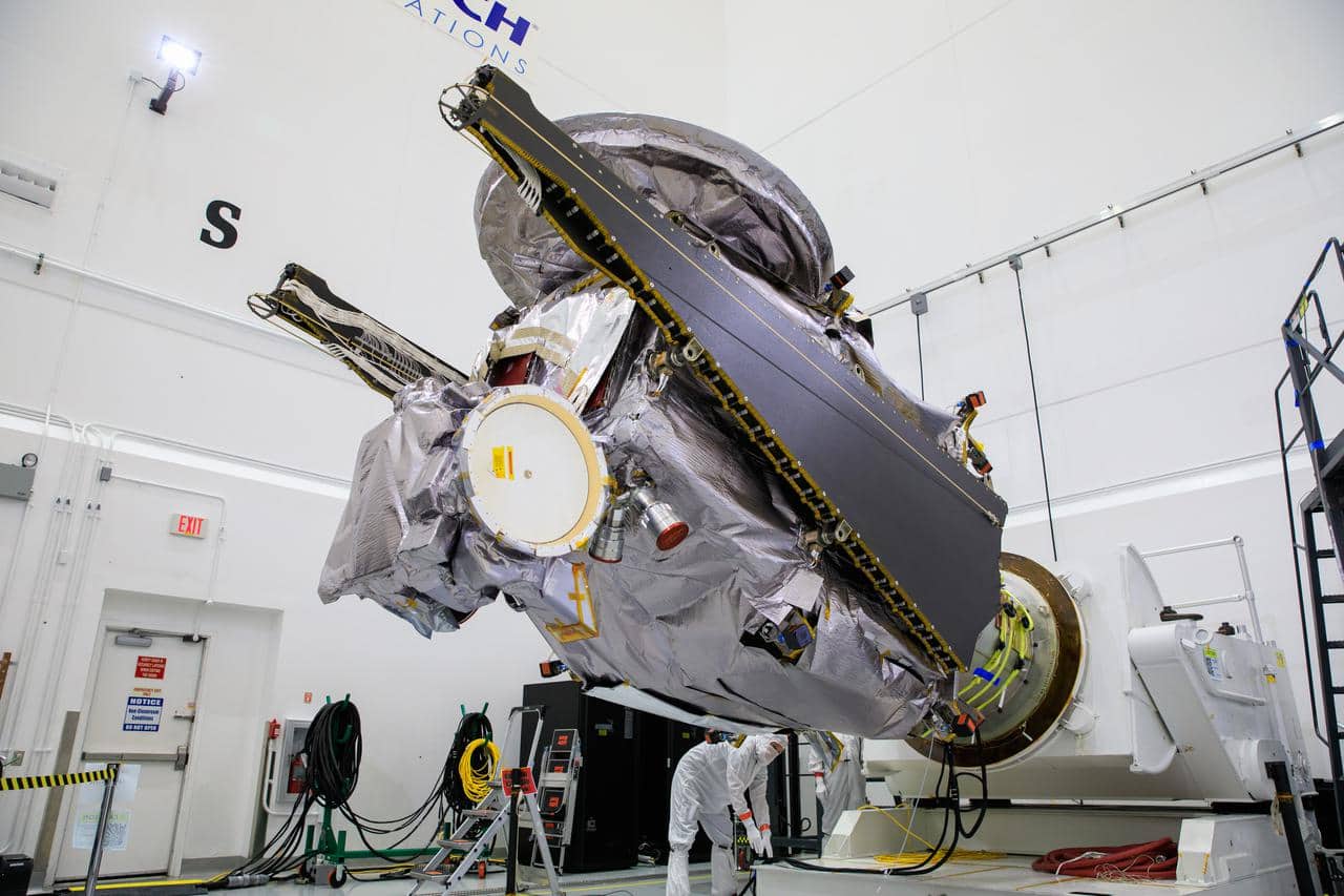La sonda Lucy della NASA durante le operazioni di assemblaggio al Kennedy Space Center