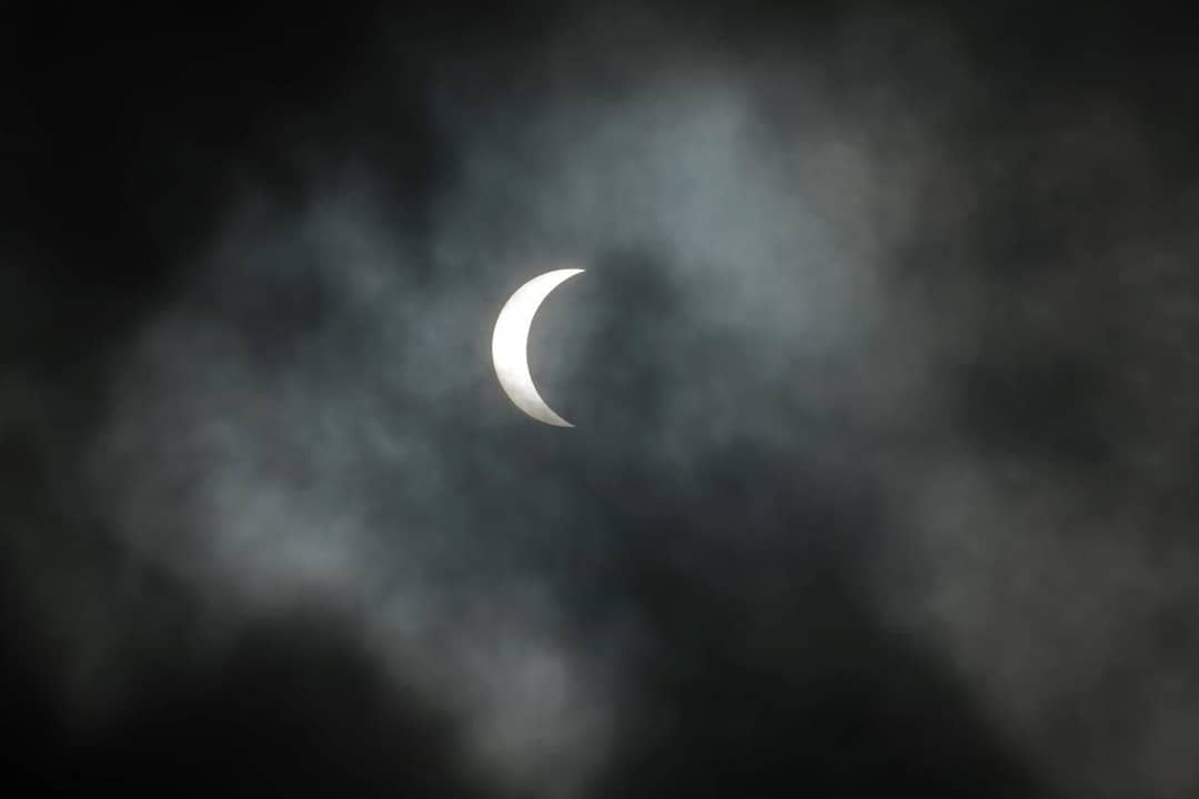 Eclissi solare parziale fotografata con un telescopio dotato di filtro