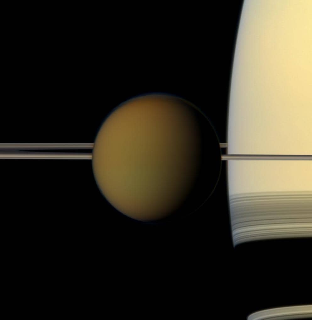 Immagine in colori naturali della luna Titano avvolta nella sua densa atmosfera arancione, ripresa dalla sonda Cassini