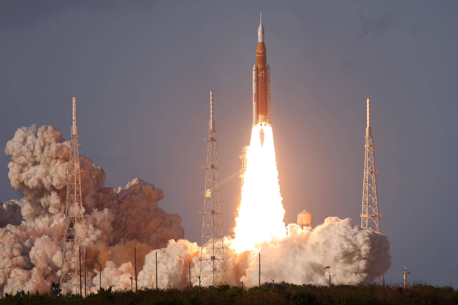 Il razzo SLS della NASA al decollo con la capsula Orion della missione Artemis II