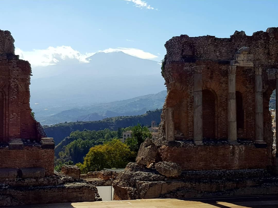 Il Teatro Antico di Taormina con l'Etna sullo sfondo