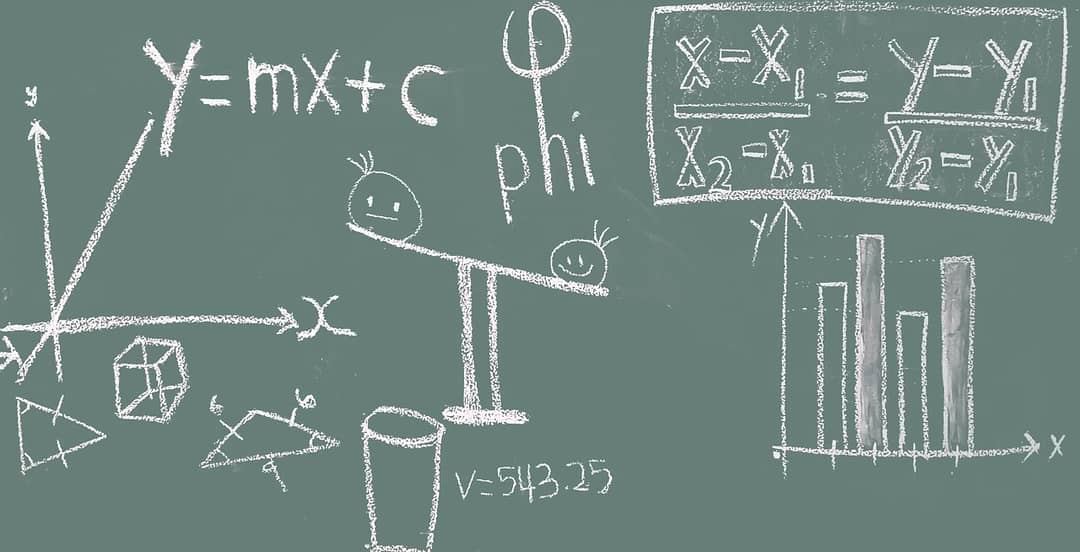 Equazioni matematiche scritte su una lavagna