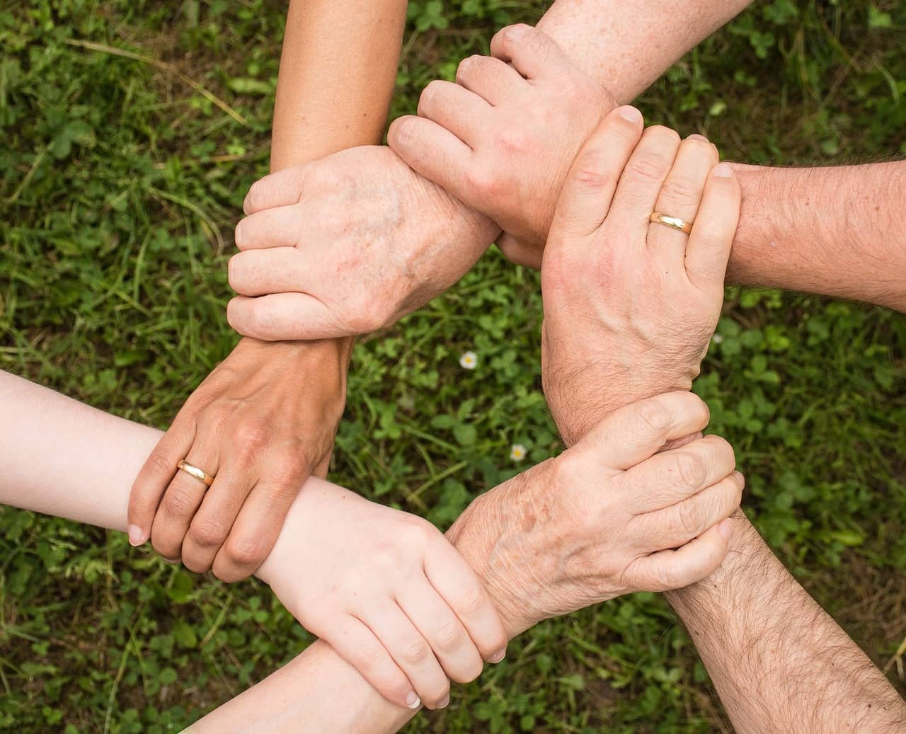 Mani di persone con diverse tonalità di pelle, simbolo della diversità della pigmentazione umana