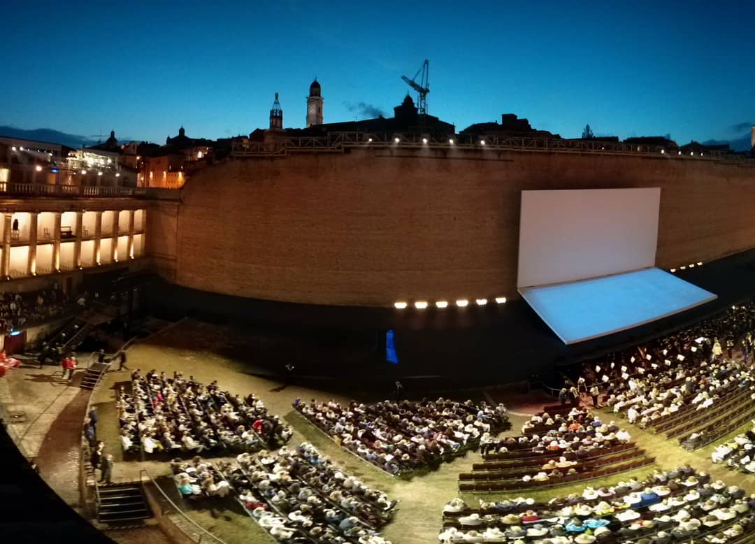 Vista dello Sferisterio di Macerata dalla balconata durante una rappresentazione di Aida