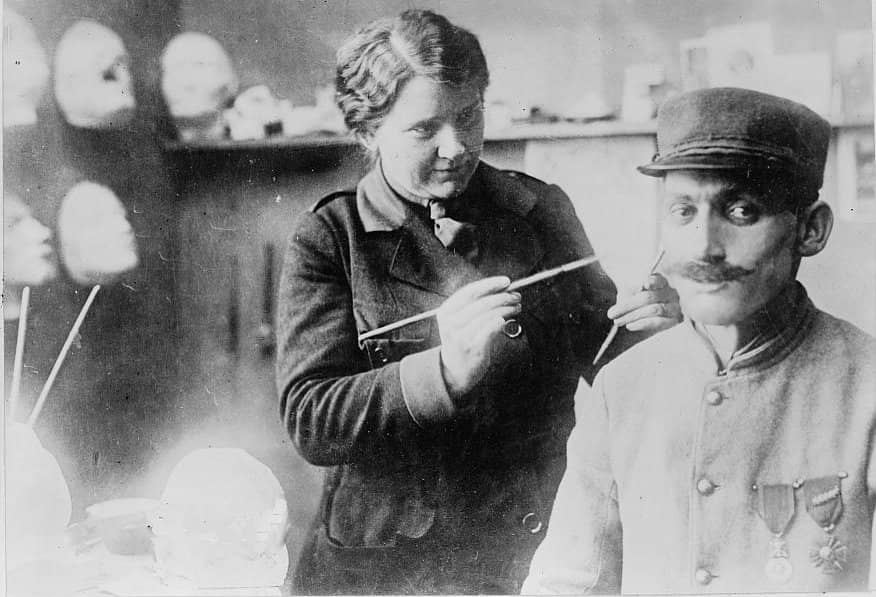 Anna Coleman Ladd al lavoro accanto a un soldato che indossa una maschera facciale