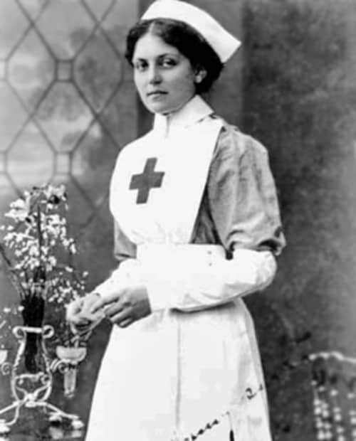 Ritratto in bianco e nero di Violet Jessop in uniforme