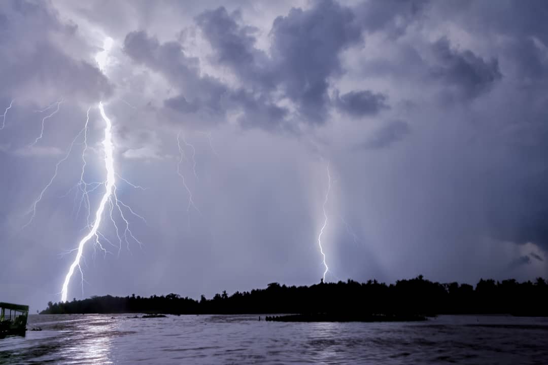 Vista del fenomeno Catatumbo dalla riva del lago durante una notte di temporale