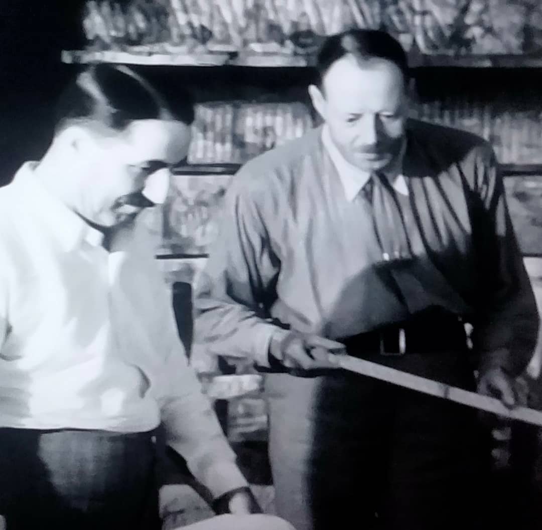Howard Carter e Arthur Callender al lavoro nell'anticamera della tomba di Tutankhamen