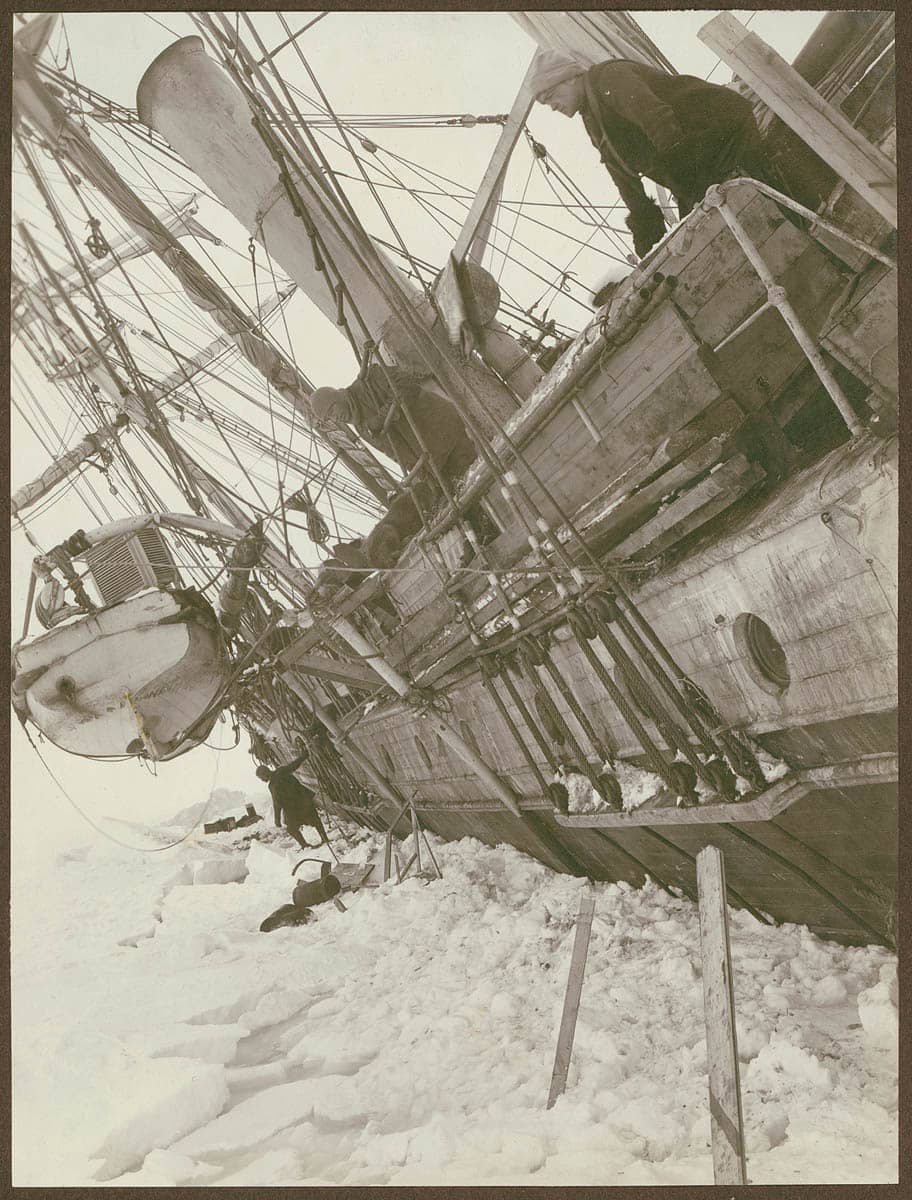 Ernest Shackleton e Frank Worsley osservano il ghiaccio rompersi attorno all'Endurance, 1915