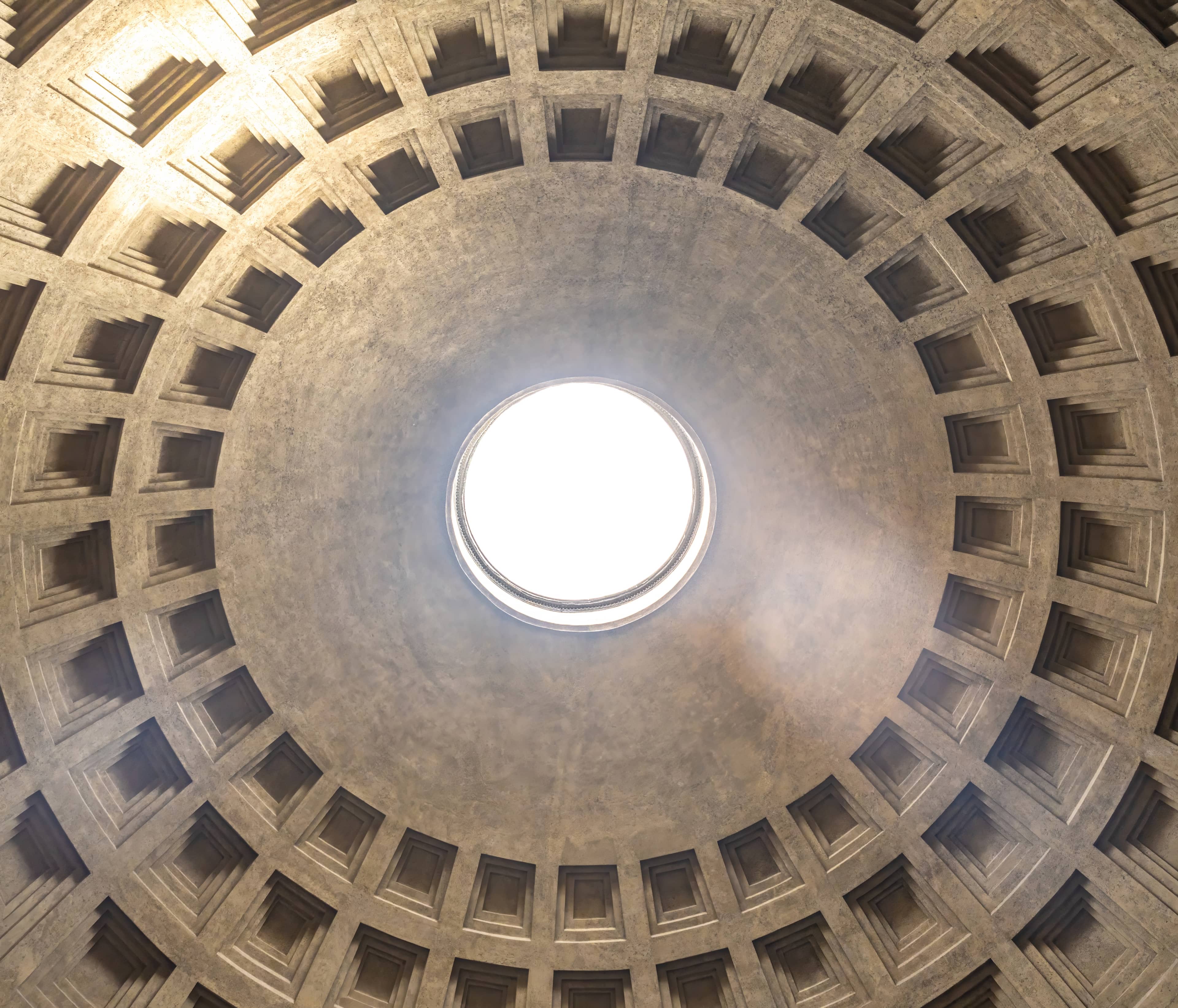 Interno della cupola in calcestruzzo non armato del Pantheon di Roma con l'oculo centrale