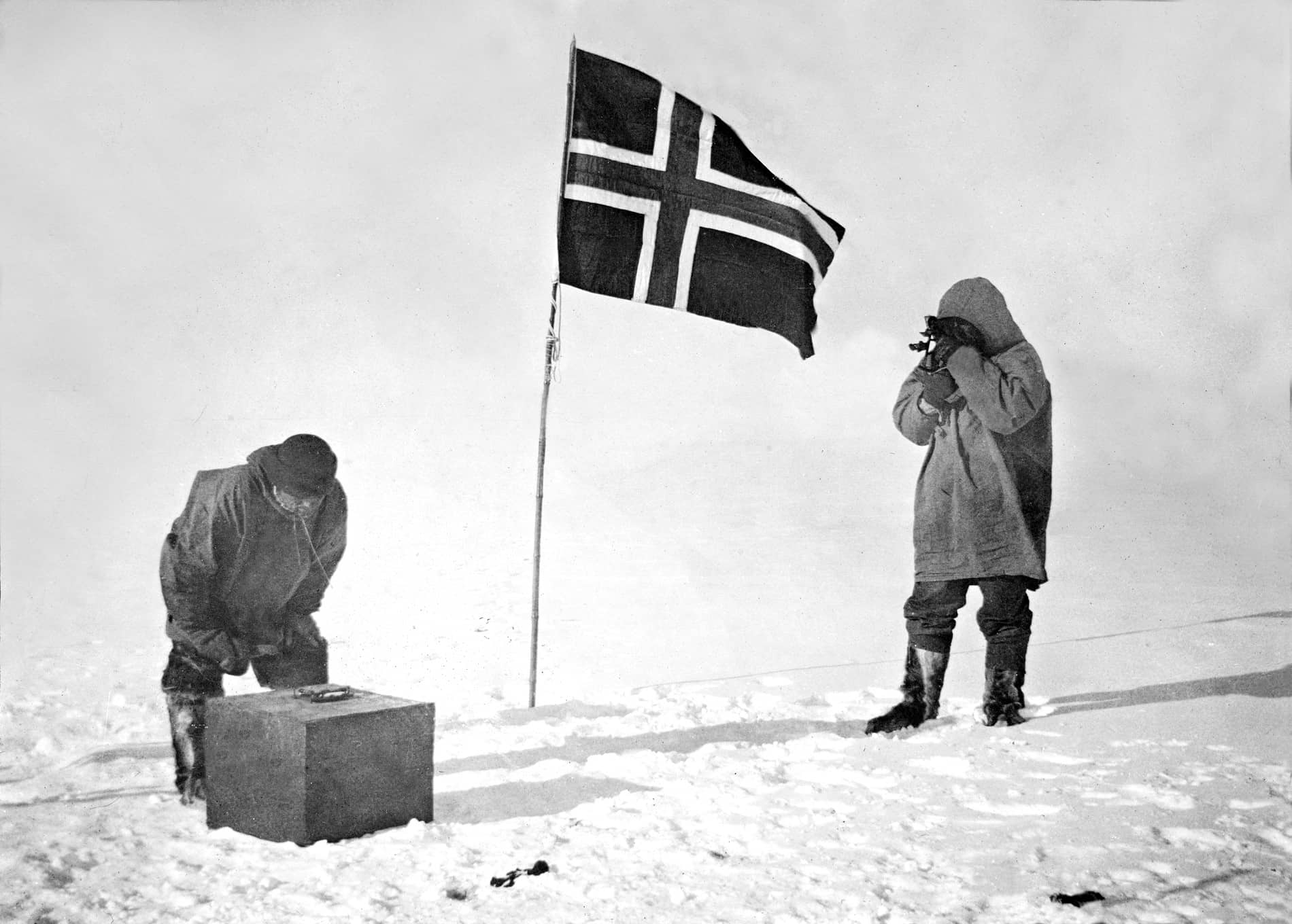 Roald Amundsen e Helmer Hanssen effettuano osservazioni al Polo Sud nel 1911