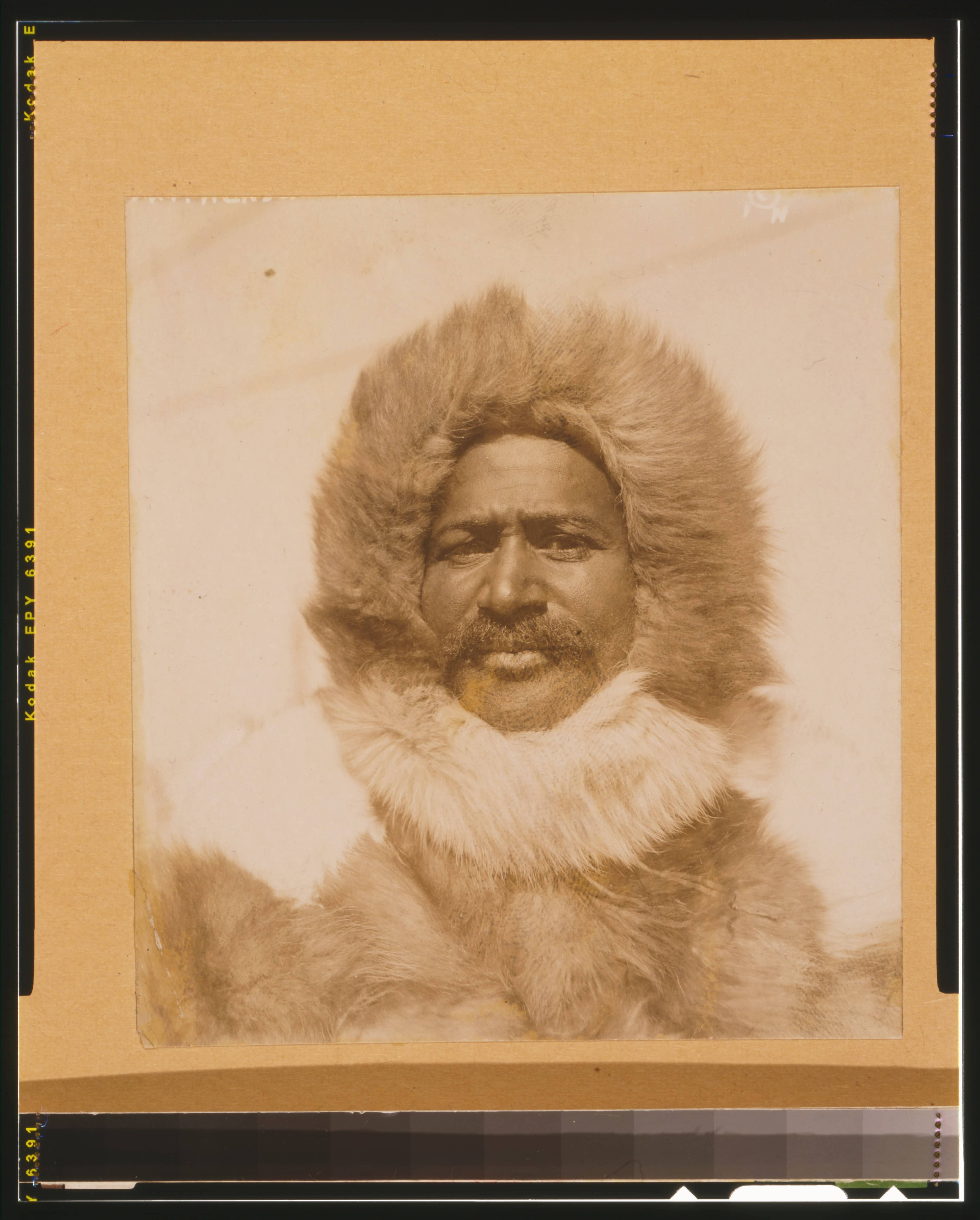 Ritratto storico di Matthew Henson con cappello e giacca di pelliccia artica