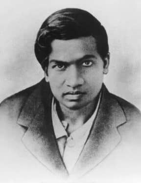 Ritratto fotografico di Srinivasa Ramanujan, matematico indiano