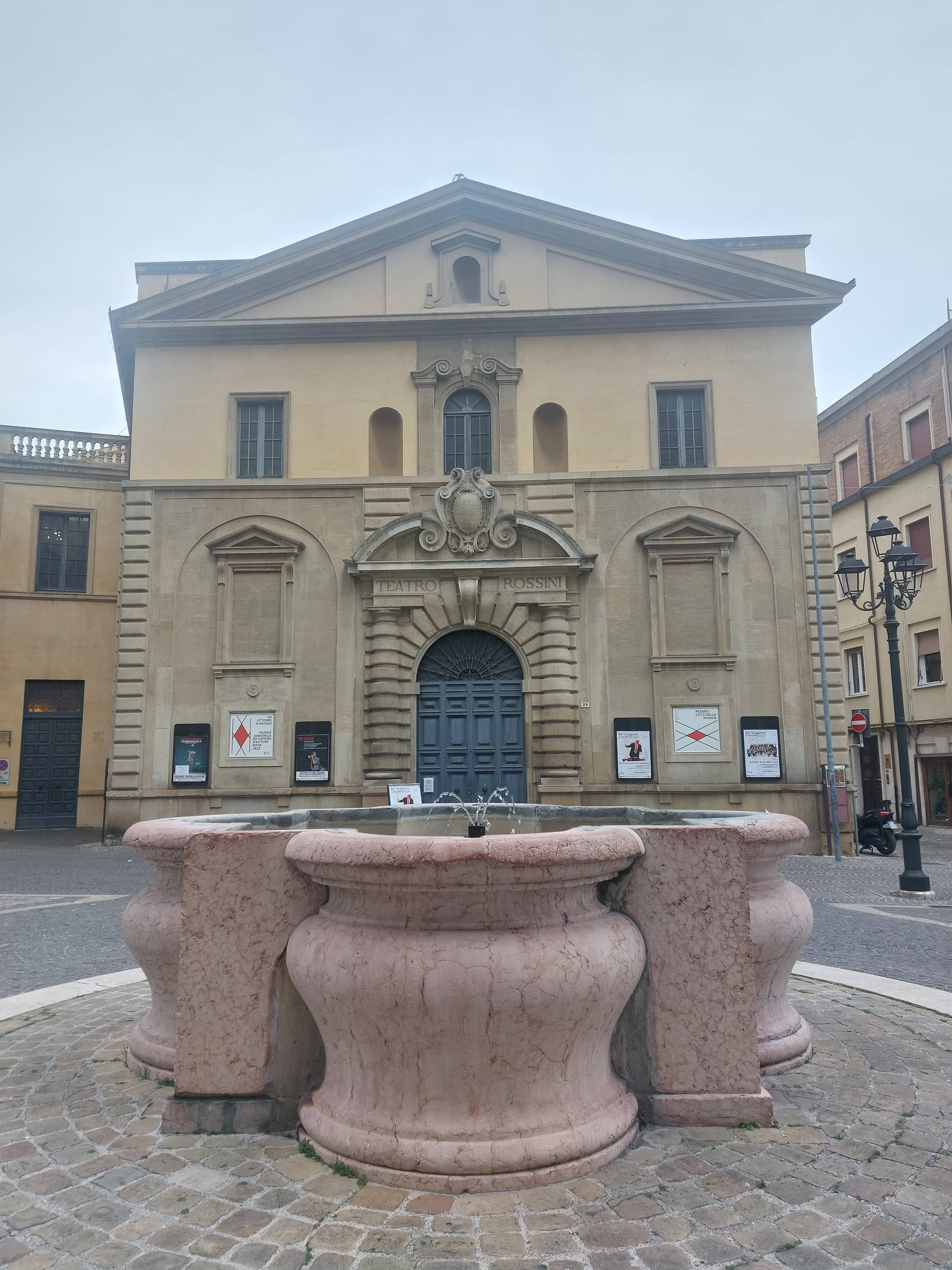 Facciata storica del Teatro Rossini di Pesaro, sede principale del festival rossiniano