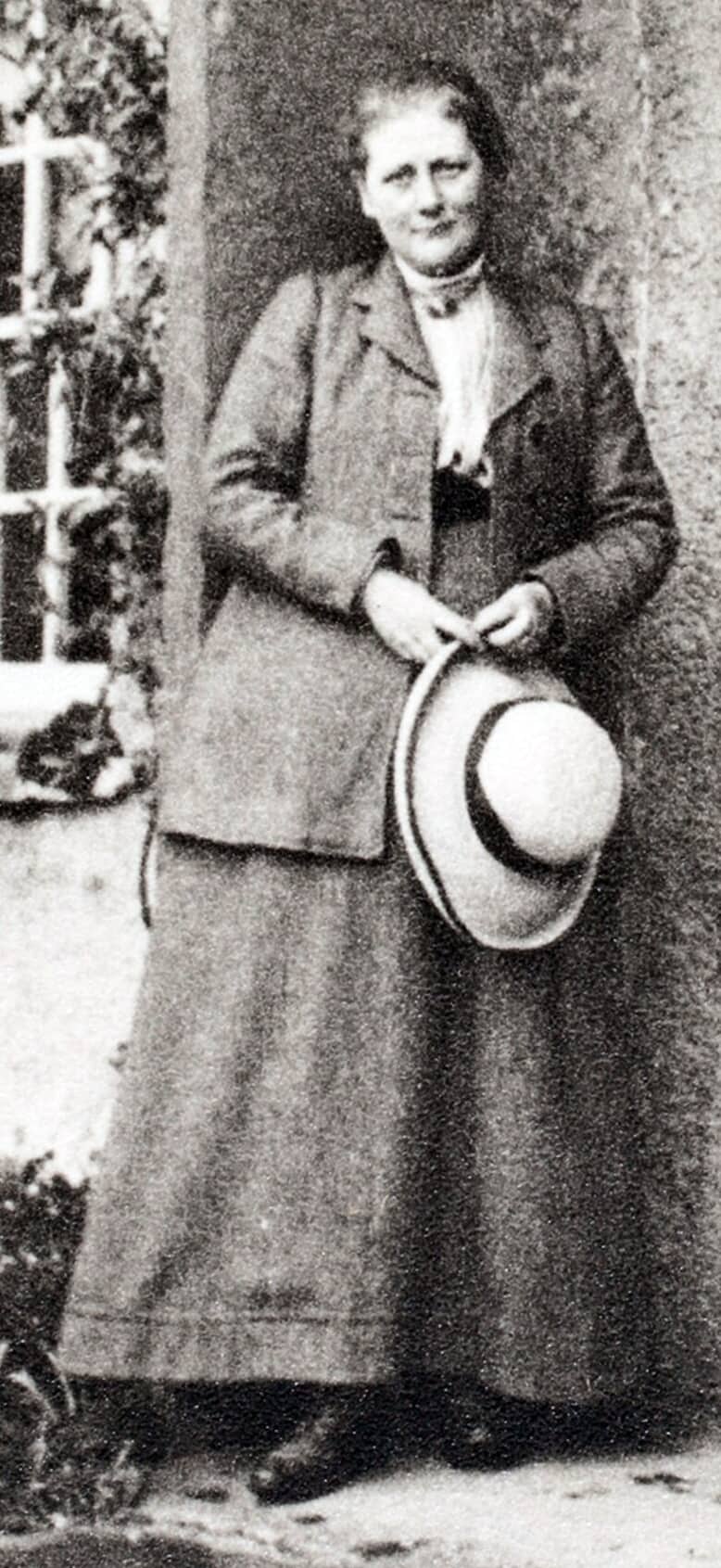 Ritratto fotografico di Beatrix Potter, scrittrice per l'infanzia e studiosa di funghi