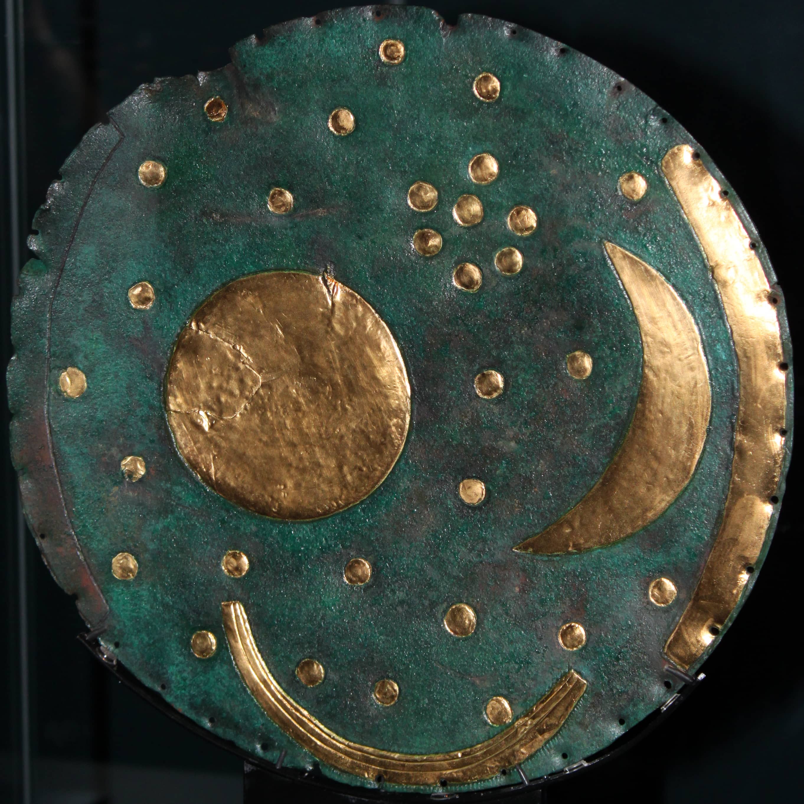 Il Disco di Nebra: disco di bronzo con patina blu-verde e simboli dorati che raffigurano Sole, falce lunare e stelle
