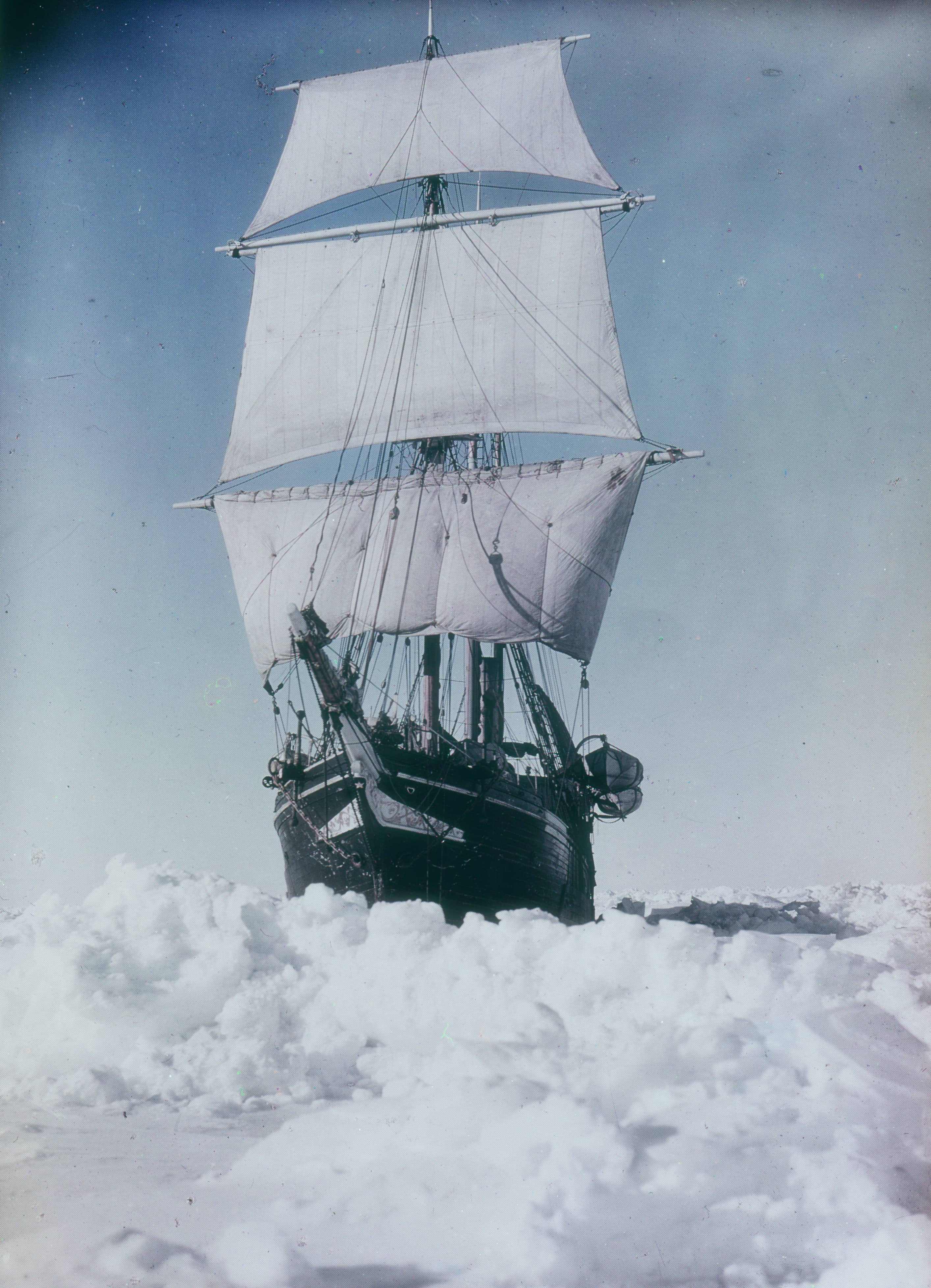 La nave Endurance a vele spiegate fotografata da Frank Hurley durante la spedizione antartica di Shackleton