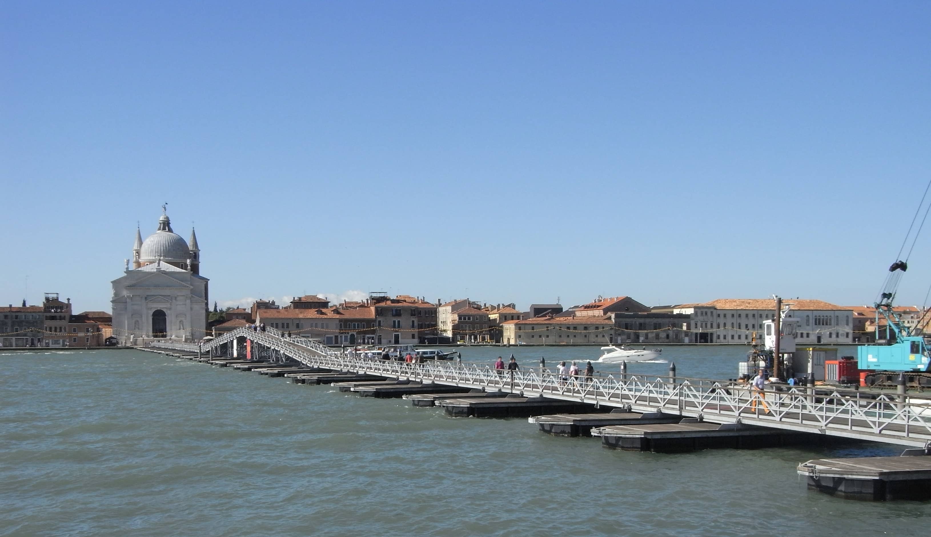 Fuochi d'artificio colorati sul Bacino di San Marco durante la Festa del Redentore a Venezia
