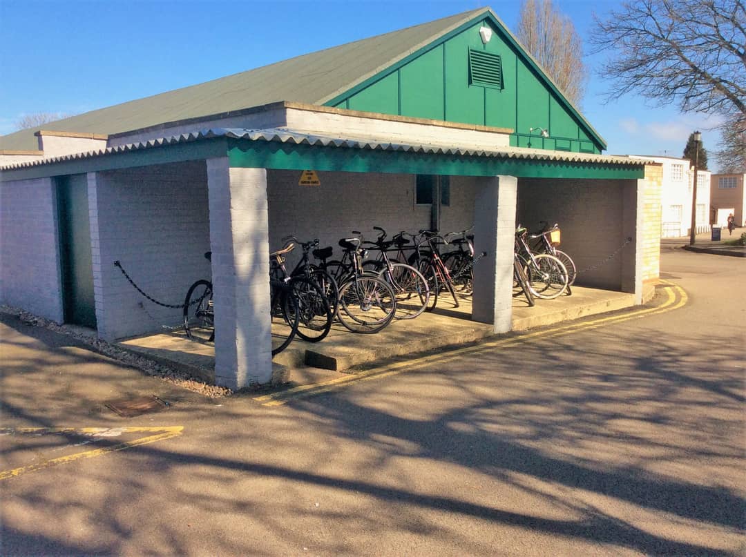 Esterno della Hut 8 di Bletchley Park, capannone in legno dipinto di bianco