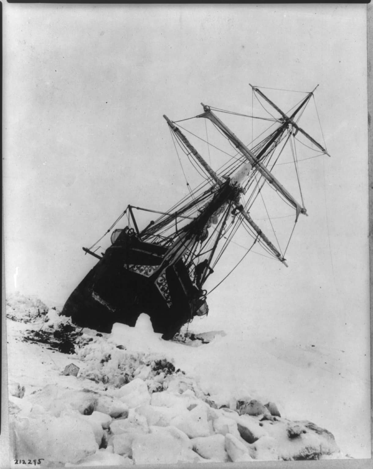 L'Endurance di Ernest Shackleton imprigionata dai ghiacci del Mar di Weddell, 1915