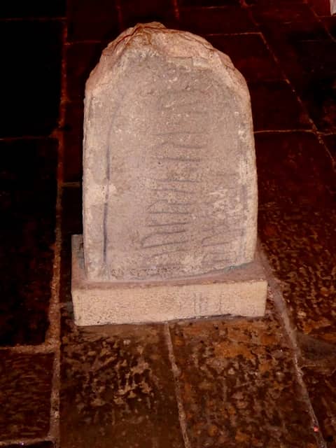 Pietra ogham con iscrizioni di tacche e linee lungo lo spigolo, Irlanda