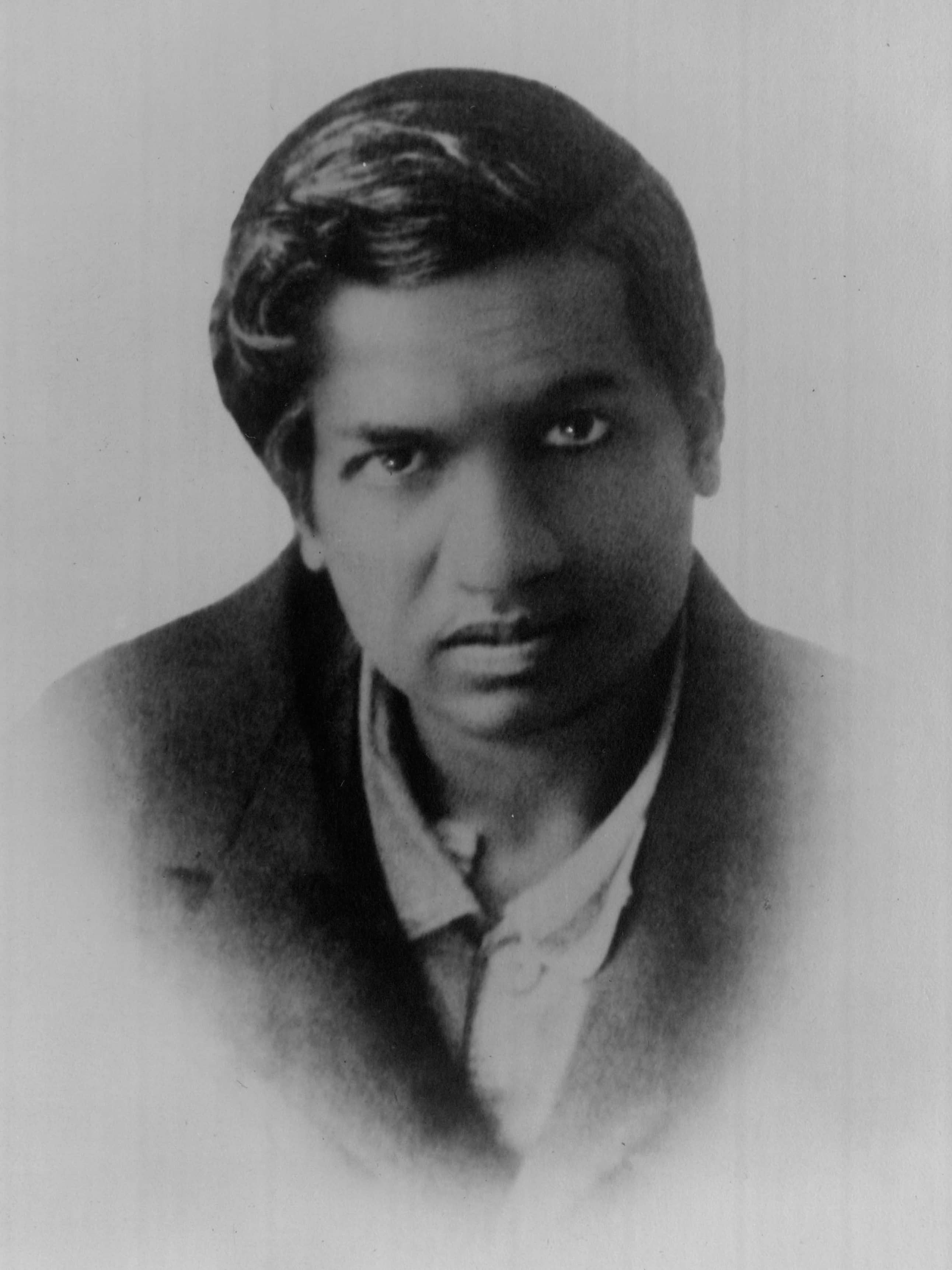 Ritratto fotografico di Srinivasa Ramanujan, matematico indiano autodidatta, tratto dalla foto del passaporto
