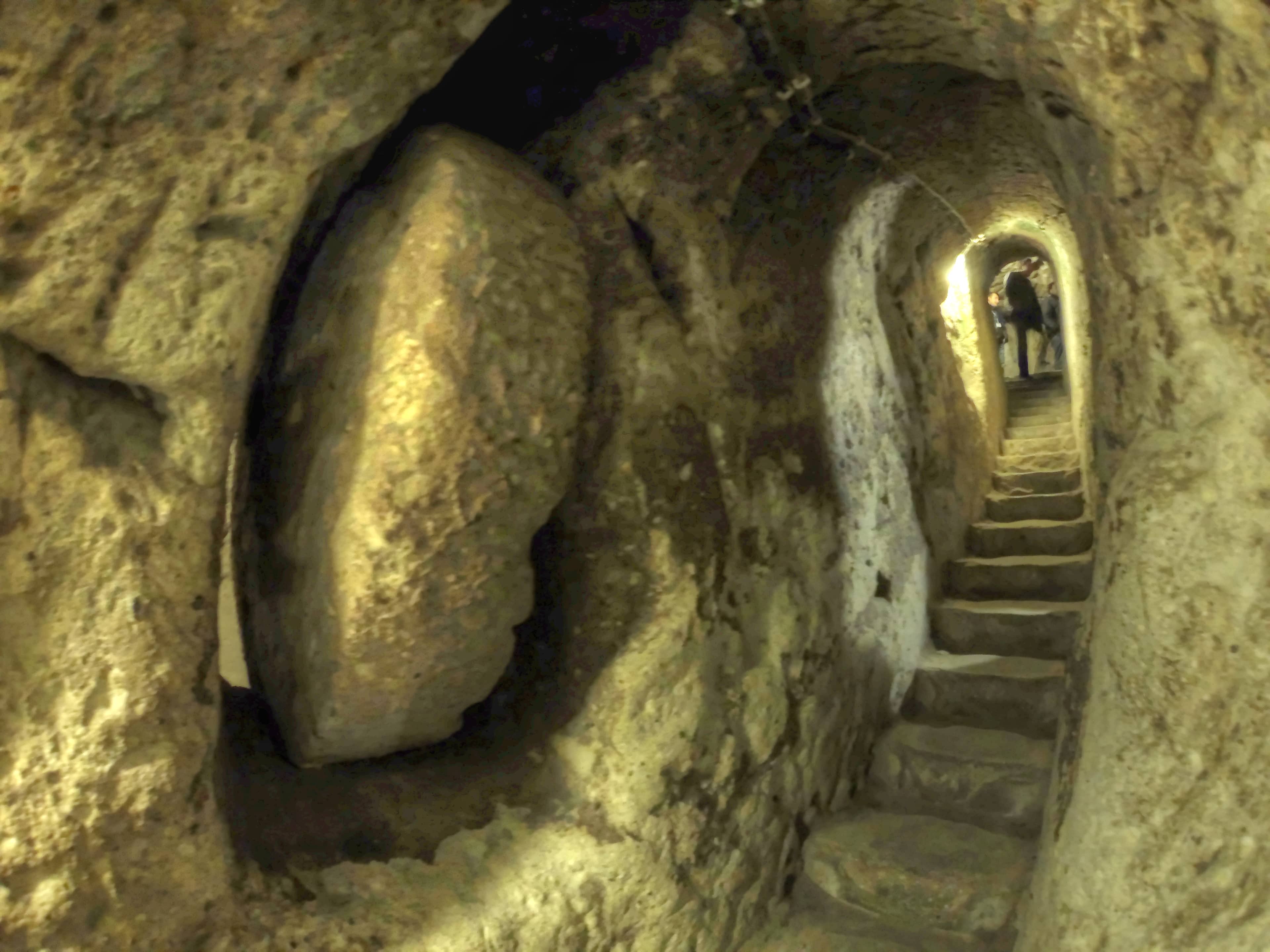 Galleria scavata nel tufo della citta sotterranea di Derinkuyu, in Cappadocia