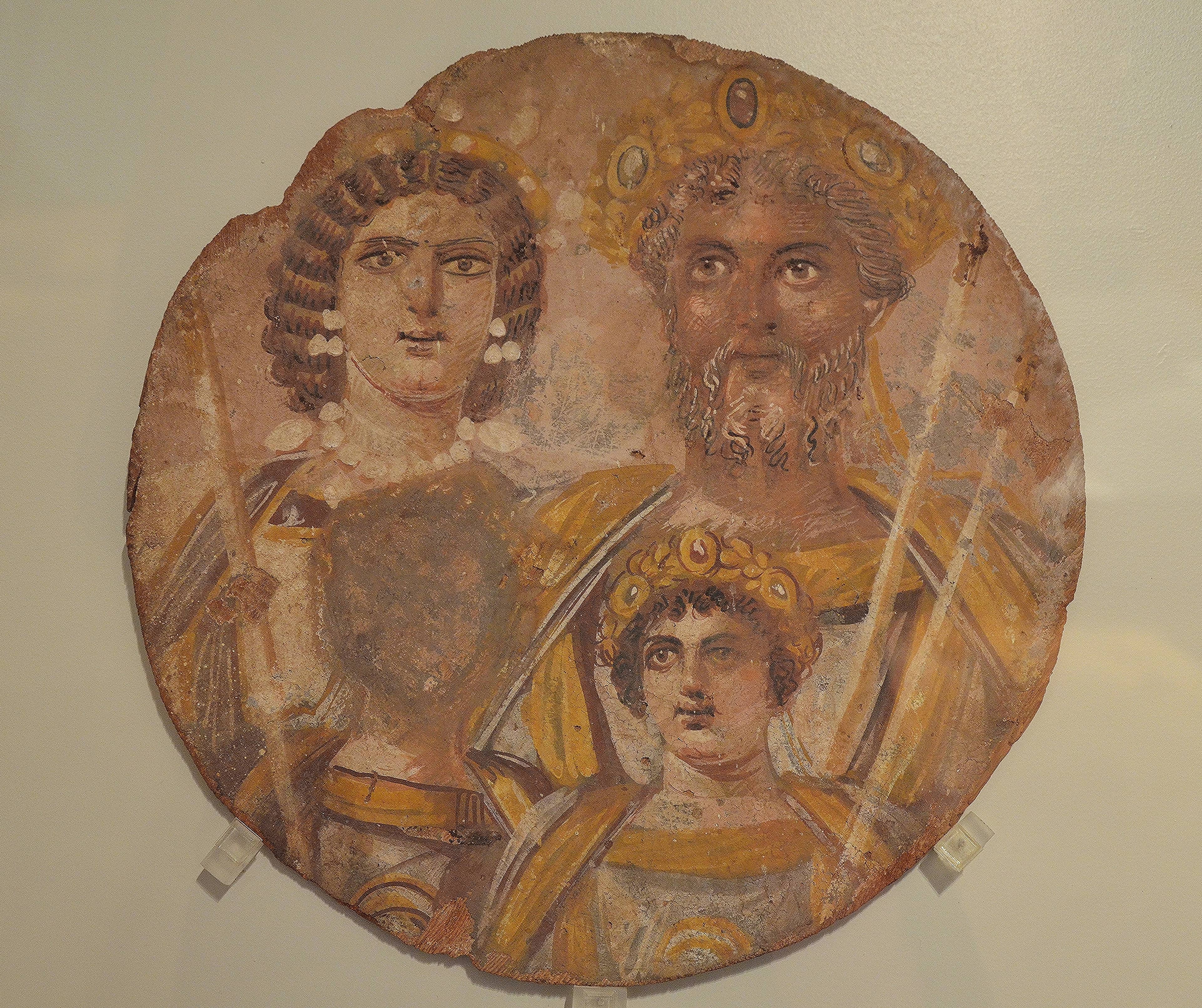Tondo dei Severi: Settimio Severo, Giulia Domna, Caracalla e il volto di Geta raschiato via per la damnatio memoriae