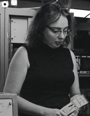 Marie Tharp al tavolo da disegno mentre analizza un tracciato batimetrico del fathometer