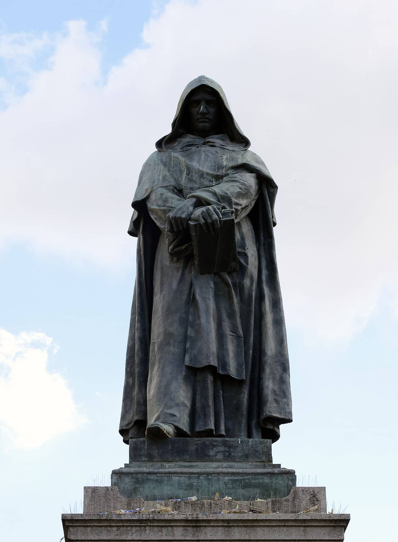 Statua bronzea di Giordano Bruno incappucciato a Campo de' Fiori, a Roma
