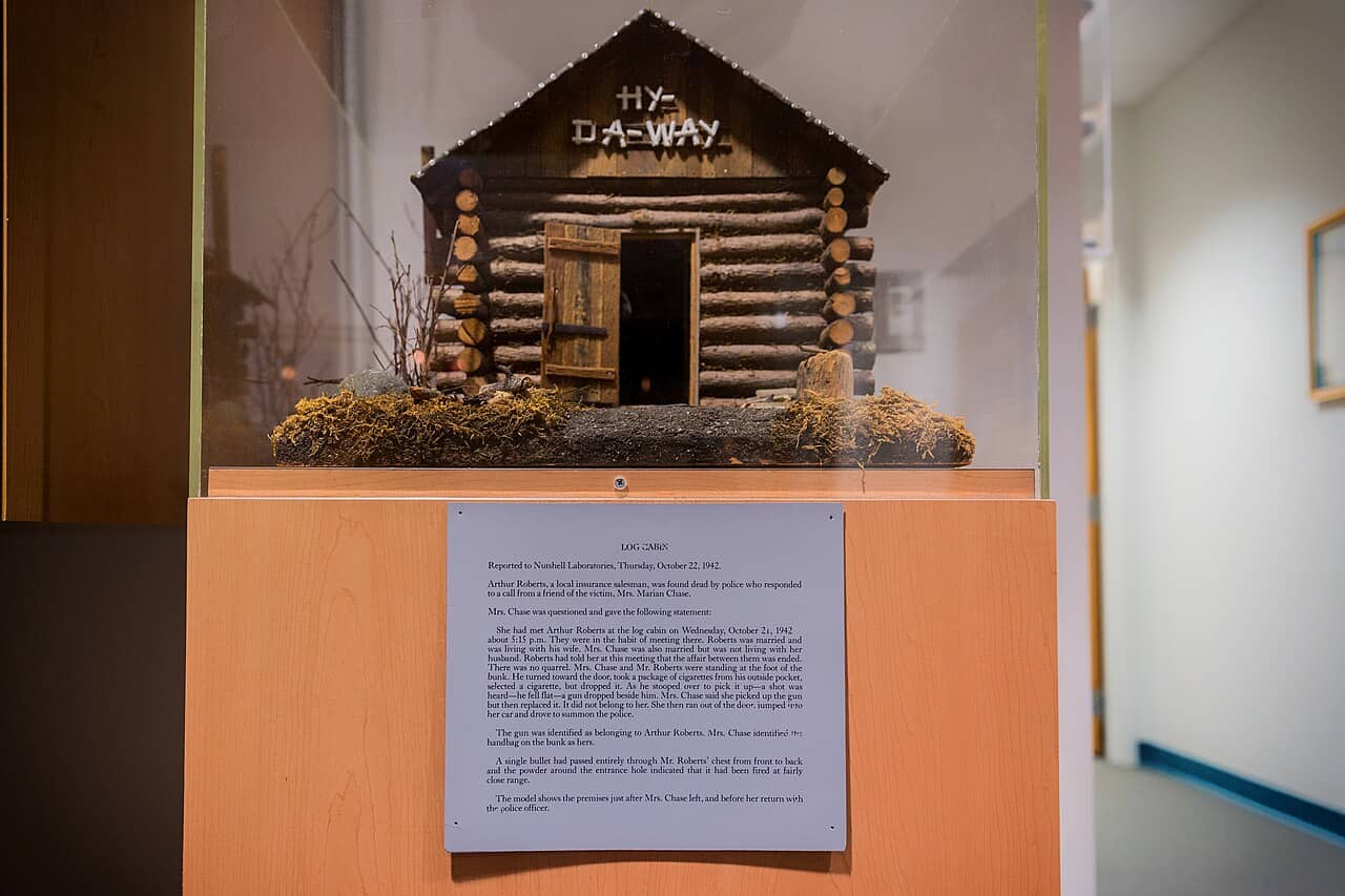 Diorama in miniatura di una baita, parte dei Nutshell Studies of Unexplained Death