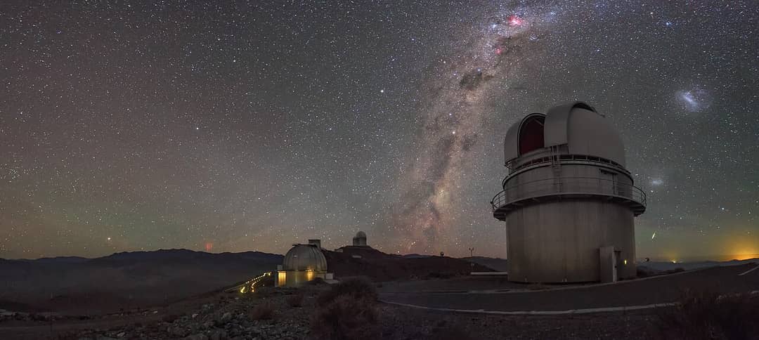 Folletti rossi fotografati sopra un temporale lontano dall'osservatorio di La Silla